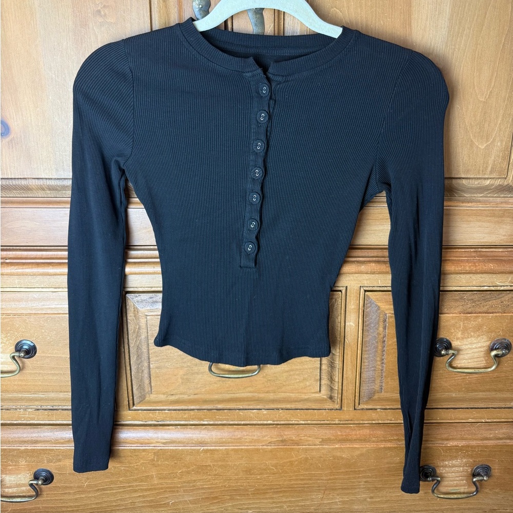 Commense Black Long-Sleeve Ribbed Henley Top - Women